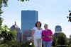 Наташа с бабушкой на фоне небоскрёба John Hancock Tower. · Небоскреб John Hancock Tower из синего стекла (построен в 1976) является самым высоким зданием в Новой Англии (высота 241 метров, 60 этажей). · По высоте это 43-е здание в США и 112 в мире.