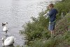 у нас даже оказалось что им предложить (хотя кормить птиц тут нельзя)